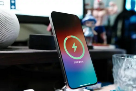 蔚县苹果15换屏服务分享用什么充电器给iPhone15充电更好 